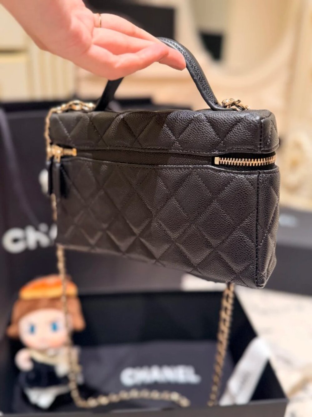 Classic CHANEL Bags: A Stylish and Versatile Choice for Elegance - Picture 3 of 6
